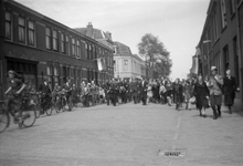 818812 Afbeelding van buurtbewoners en enkele leden van de B.S. (Binnenlandse Strijdkrachten) in de Bekkerstraat te ...